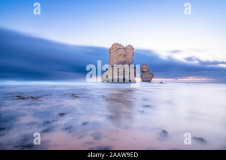 Pila di rocce in mare a Gibson passi contro il cielo durante il tramonto, Victoria, Australia Foto Stock