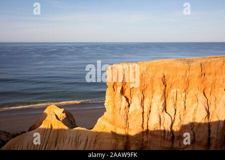 Arenaria roccioso a Costa Atlantica, Algarve, PORTOGALLO Foto Stock