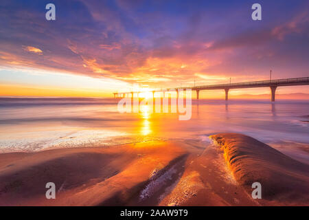 Sunrise al Molo di Brighton in Christchurch, Isola del Sud, Nuova Zelanda Foto Stock