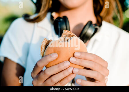 Close-up di donna con le mani hamburger Foto Stock