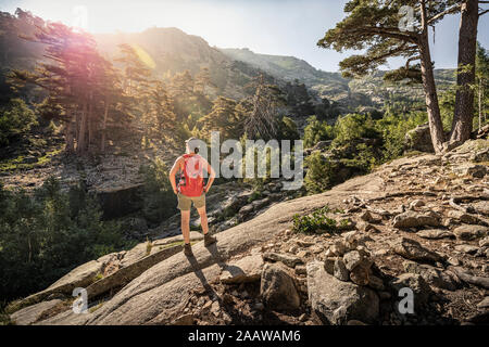 Escursionista femmina durante la camminata, Albertacce, Haute-Corse, Corsica, Francia Foto Stock