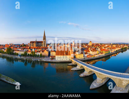 Vista aerea del ponte di pietra sul fiume Danubio contro sky a Ratisbona, Baviera, Germania Foto Stock