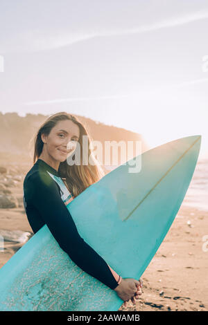 Giovane biondo surfer presso la spiaggia di Sopelana, Spagna Foto Stock