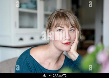 Ritratto di donna fantasticando a casa Foto Stock