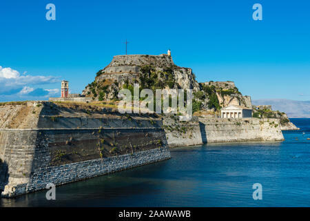 Il vecchio forte contro il cielo blu in citta di Corfu, isole Ionie, Grecia Foto Stock