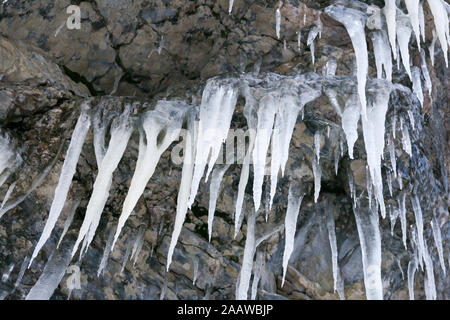 Un sacco di ghiaccioli sono state formate a causa dell'acqua correre verso il basso le montagne e poi il congelamento durante la caduta di una scogliera. Foto Stock