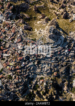 Drone shot di Uchisar castle e degli edifici in Cappadocia, Turchia Foto Stock