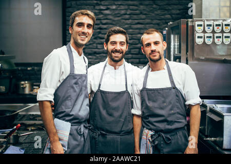 Ritratto di tre cuochi in cucina di un ristorante Foto Stock
