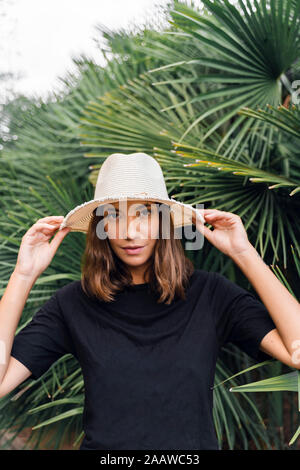 Ritratto di giovane donna che indossa estate hat Foto Stock
