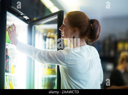 Giovane donna che lavorano in coffee shop Foto Stock