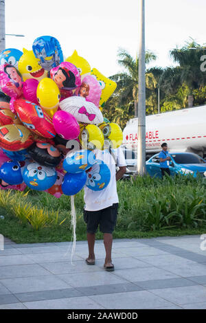 OCT. 26, 2019-Manila Filippine : uomo vendita di un grappolo di palloncini in diverse forme e personaggi cinematografici Foto Stock