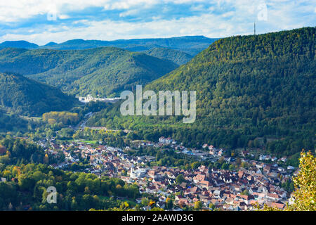 Annweiler am Trifels: vista Annweiler am Trifels in Pfälzerwald, Foresta del Palatinato, Renania-Palatinato, Renania-Palatinato, Germania Foto Stock