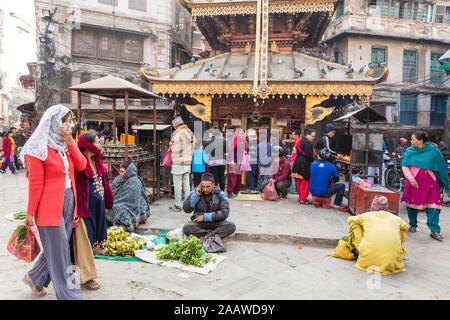 Kathmandu, Nepal - Novembre 17, 2018: uomo anziano vende verde alla strada del mercato di Kathmandu Foto Stock