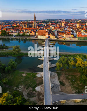 Vista aerea del ponte di pietra sul fiume Danubio in Regensburg, Baviera, Germania Foto Stock