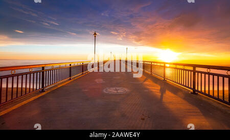 Sunrise al Molo di Brighton in Christchurch, Isola del Sud, Nuova Zelanda Foto Stock