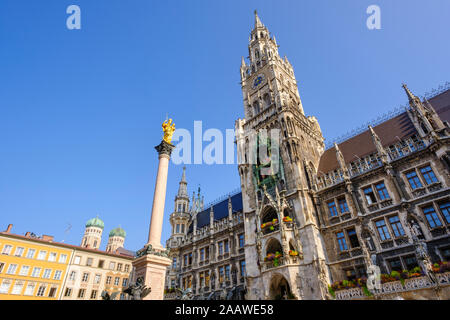 In Germania, in Baviera, Baviera, Monaco di Baviera, Municipio nuovo cupole della Frauenkirche e Mariensaule colonna sulla Marienplatz Foto Stock
