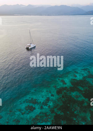 Vista aerea del catamarano sul mare a Isola Gili-Air durante il tramonto, Bali, Indonesia Foto Stock