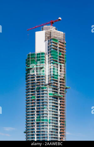 Basso angolo di visualizzazione incompleta edificio contro sky, Francoforte Hesse, Germania Foto Stock