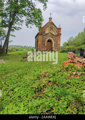 Grave cripta di mattoni antichi mattoni rossi cripta tomba in un cimitero vecchio Foto Stock