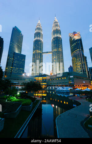 Petronas Towers al crepuscolo, Kuala Lumpur, Malesia Foto Stock