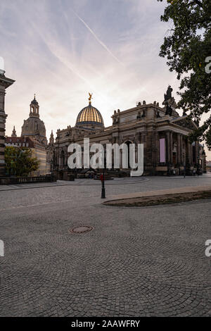 Dresda Accademia di Belle Arti e la chiesa contro il cielo durante il tramonto, Bassa Sassonia, Germania Foto Stock