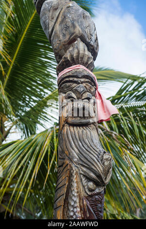 Sculture in legno sul monumento des dix-neuf, monumento di 19, Ouvea, Isole della Lealtà, Nuova Caledonia Foto Stock