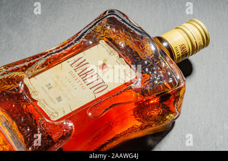 Bottiglia di liquore all'Amaretto su pietra ardesia sfondo. Amaretto proviene da Saronno in Italia Foto Stock