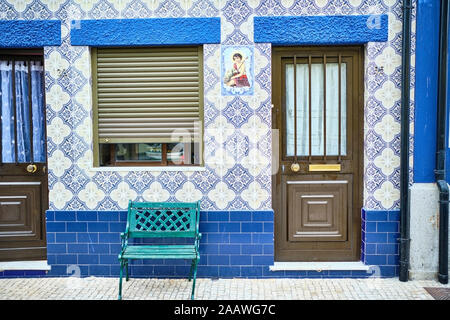 Il Portogallo, Porto, Afurada, unica casa blu facciata visto durante il giorno Foto Stock