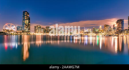 Edifici illuminati di fronte fiume Yarra a Melbourne, Australia Foto Stock