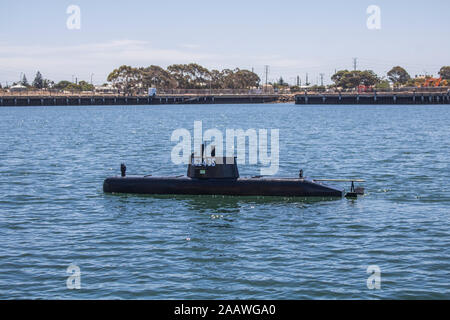 Adelaide, Australia. Il 24 novembre 2019. Un sommergibile presidiato naviga in Port Adelaide in una calda giornata di sole Credito: amer ghazzal/Alamy Live News Foto Stock