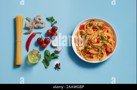 Direttamente sopra il colpo di pasta di gamberetti nel recipiente da vari ingredienti su sfondo blu Foto Stock