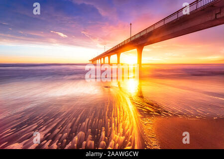 Sunrise al Molo di Brighton in Christchurch, Isola del Sud, Nuova Zelanda Foto Stock