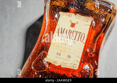 Bottiglia di liquore all'Amaretto su pietra ardesia sfondo. Amaretto proviene da Saronno in Italia Foto Stock