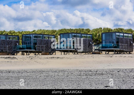 Paesi Bassi, Zeeland, Domburg, Fila di case moderne sulla spiaggia sabbiosa Foto Stock