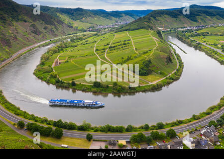 Vista aerea della nave da crociera sul fiume Mosella bend, Bremm, Germania Foto Stock