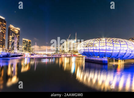 Illuminata Webb ponte sul fiume Yarra nei Docklands contro il cielo di notte, Melbourne, Australia Foto Stock