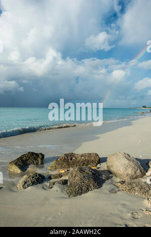 Vista panoramica di rainbow sulla spiaggia di Grace Bay, Providenciales, Turks And Caicos Islands Foto Stock