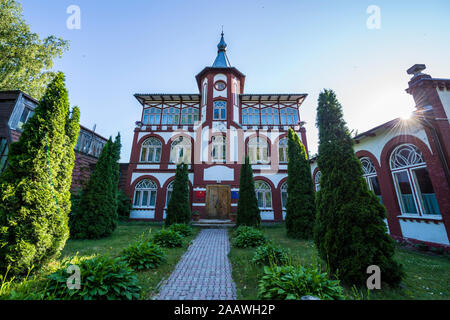 Basso angolo vista di vecchi edifici tedeschi, Kaliningrad, Russia Foto Stock