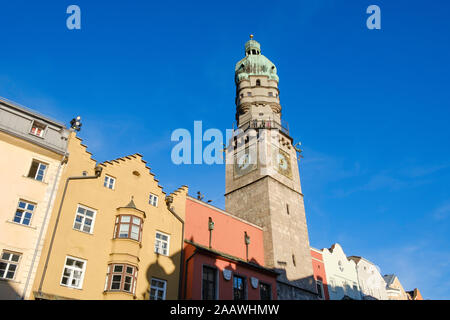Basso angolo di vista Stadtturm contro il cielo blu a Innsbruck in Austria Foto Stock