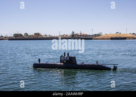 Adelaide, Australia. Il 24 novembre 2019. Un sommergibile presidiato naviga in Port Adelaide in una calda giornata di sole Credito: amer ghazzal/Alamy Live News Foto Stock