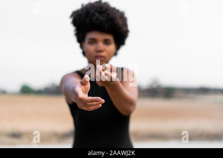 Donna con le mani in mano protesa per aiutare, puntando sul visore Foto Stock