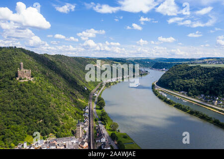 Veduta aerea del castello di Maus dal fiume Reno in Wellmich contro sky, Germania Foto Stock