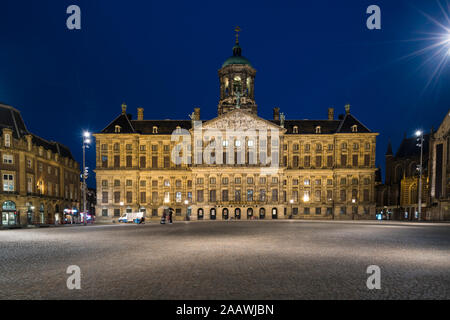 Paesi Bassi, Amsterdam, Palazzo reale di Amsterdam di notte Foto Stock