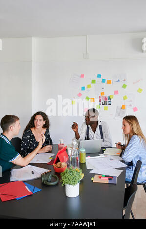 Young business persone aventi una riunione in un ufficio moderno Foto Stock