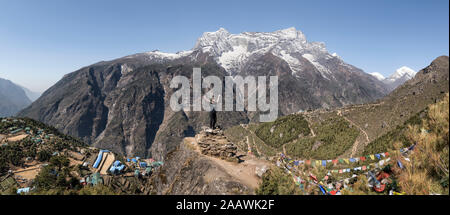 Donna trekking vicino a Namche Bazaar, Himalaya, Solo Khumbu, in Nepal Foto Stock