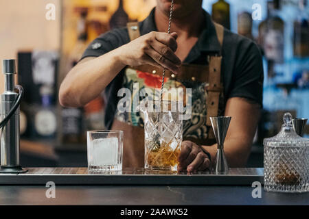 Barista cocktail di miscelazione in un bar Foto Stock