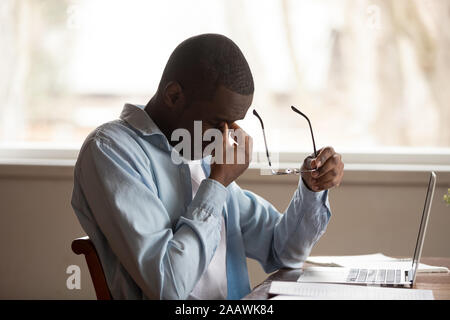 Esaurito African American uomo hanno problemi di vista Foto Stock