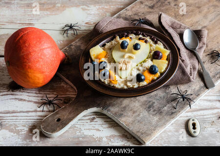 Angolo di Alta Vista della colazione decorata con la zucca sul tavolo durante il periodo di Halloween Foto Stock