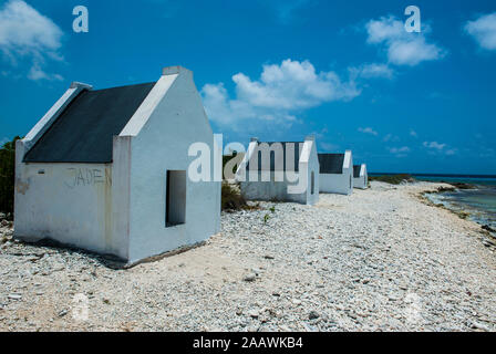Rifugi di slave a beach contro il cielo blu in Bonaire, ABC Isole dei Caraibi, Paesi Bassi Foto Stock