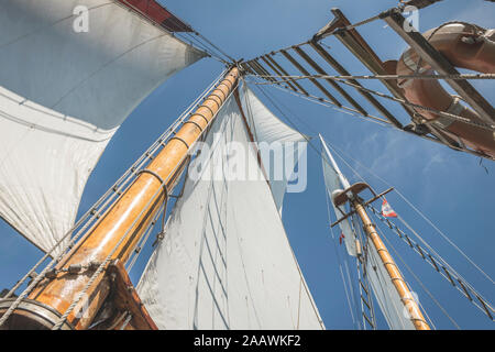 Danimarca, Mar Baltico, basso angolo di vista gaff schooner sail Foto Stock